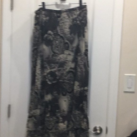 Avenue Black and Creme Skirt, size 18/20 - Picture 3 of 3